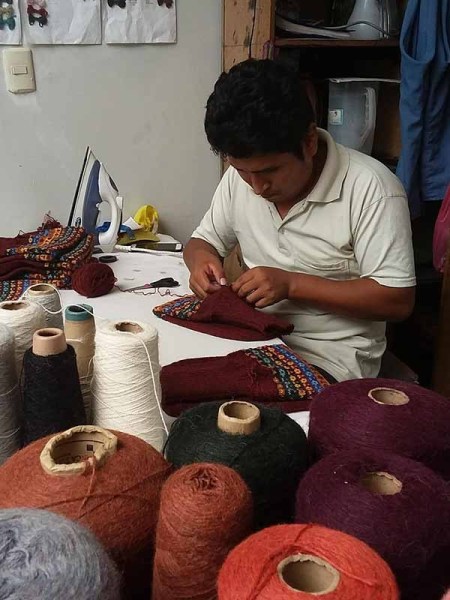 Artesano-en-Peru-moda-etica-en-lana-de-alpaca