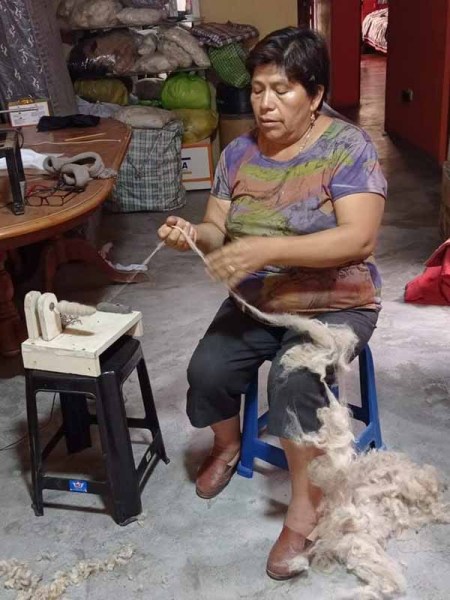 Hilado-manual-de-alpaca-en-Peru