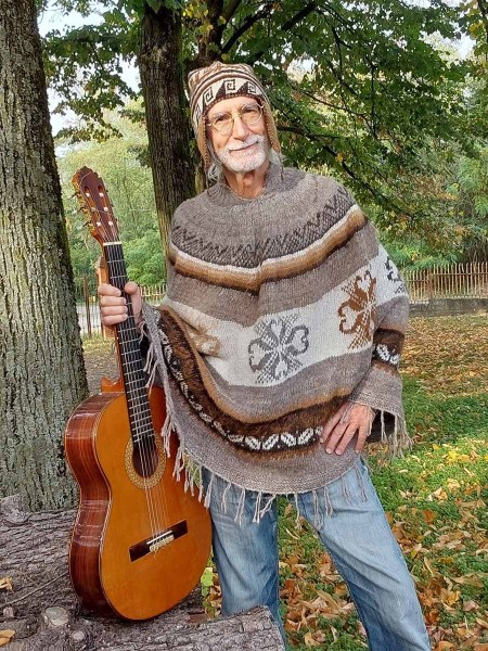 Moda-sostenible-y-fotografia-natural-poncho-y-guitarra