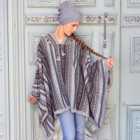 Slow-fashion-elegancia-y-poncho-peruano