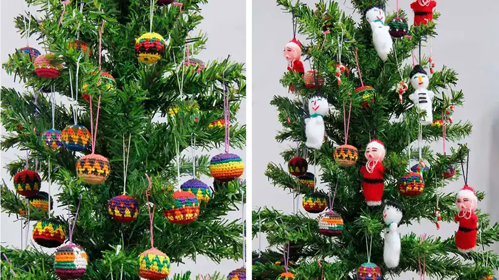 adornos étnicos en el árbol de Navidad