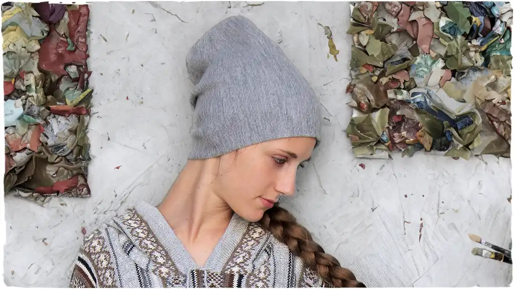 gorro peruano para mujer hermosa chica posando con un gorro peruano