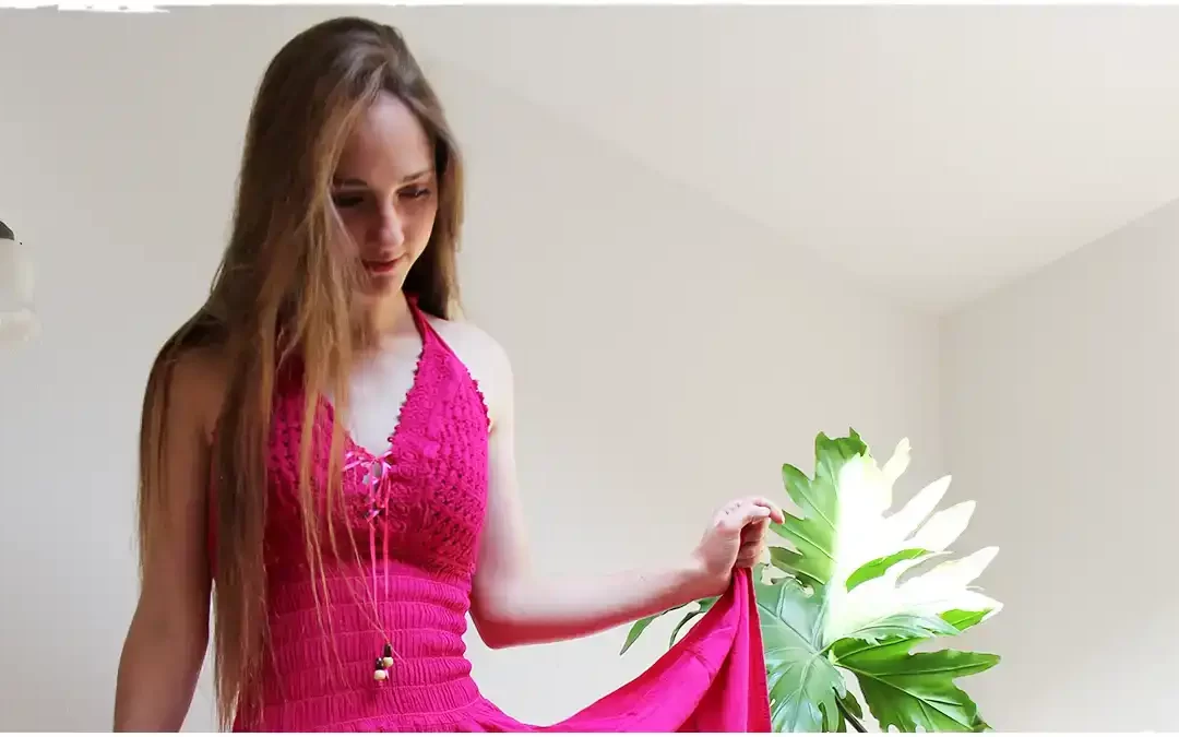 Moda boha chic, hermosa chica rubia con vestido de verano rosa sin mangas