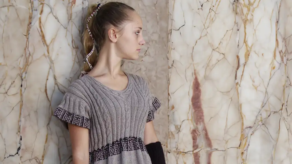 Moda boho chic y lana de alpaca Vestidos bohemios de invierno: hermosa chica rubia con un precioso vestido de media manga hecho de lana de alpaca