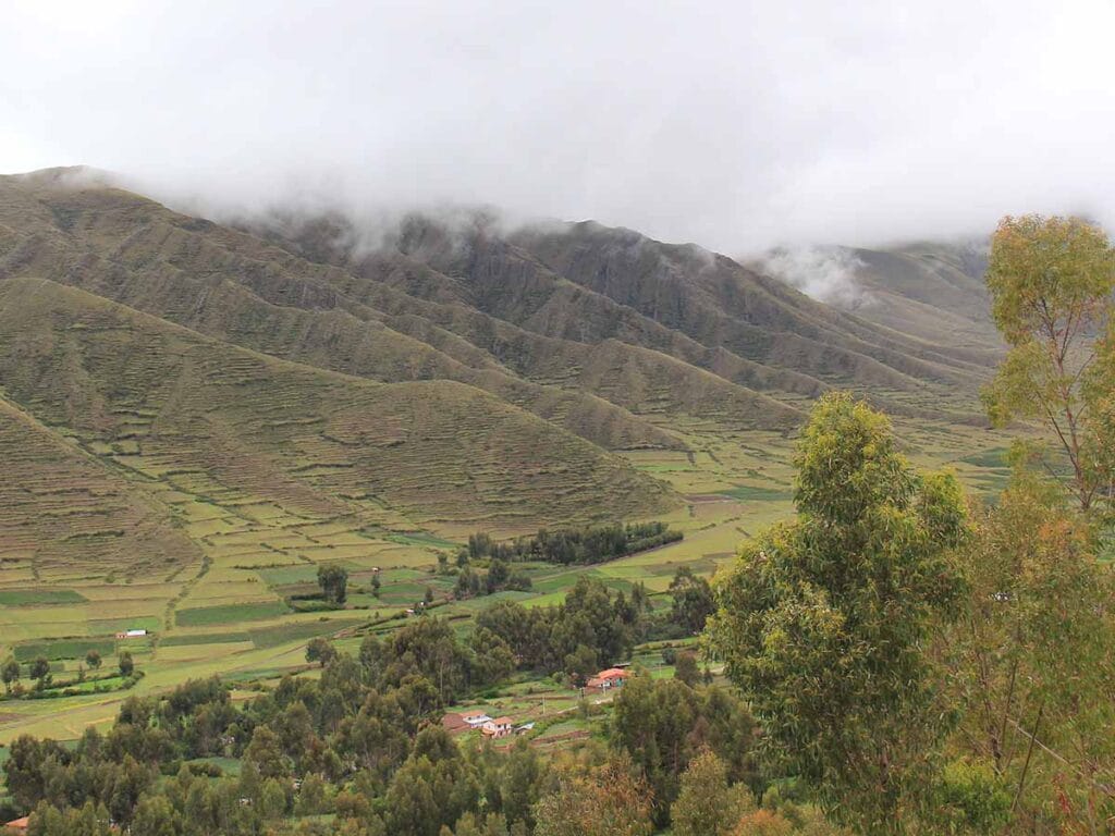 Paisaje andino Poncho peruano y Andes