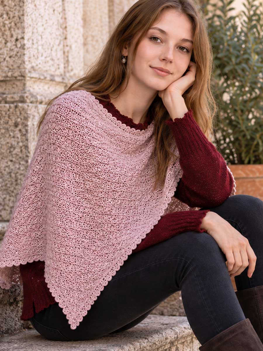 Poncho ligero con jersey burdeos para el otoño Mujer con poncho ligero rosa antiguo sobre un jersey burdeos